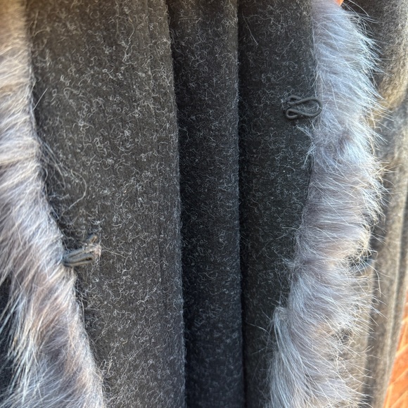 Odiva Long Gray Acrylic Vest with Faux Fur Trim - Picture 5 of 6